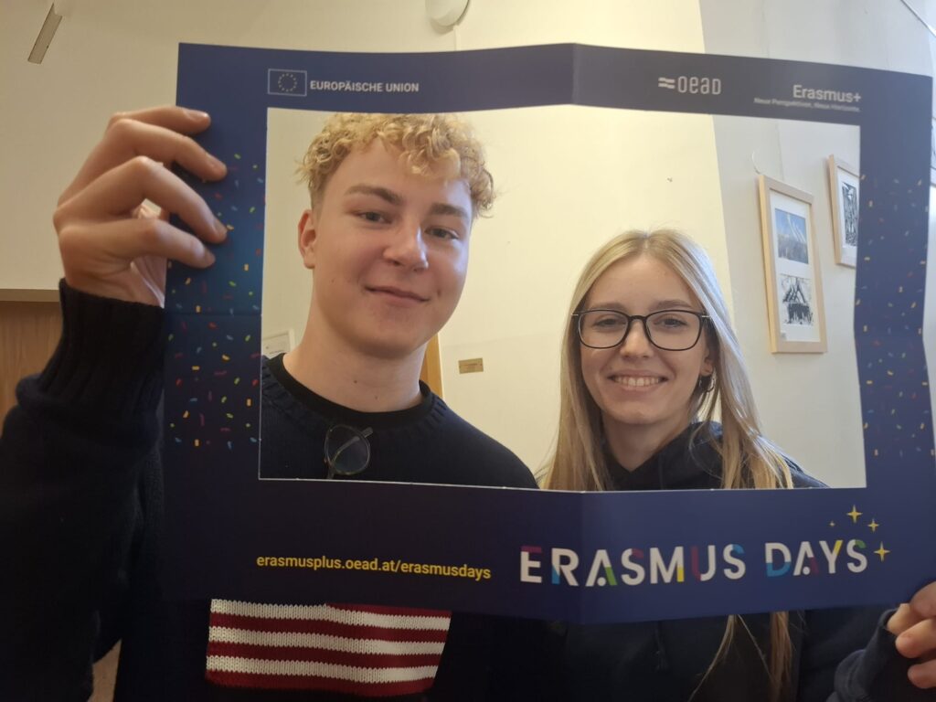 Dijak in dijakinja z okvirjem Erasmus Days