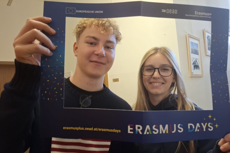 Dijak in dijakinja z okvirjem Erasmus Days